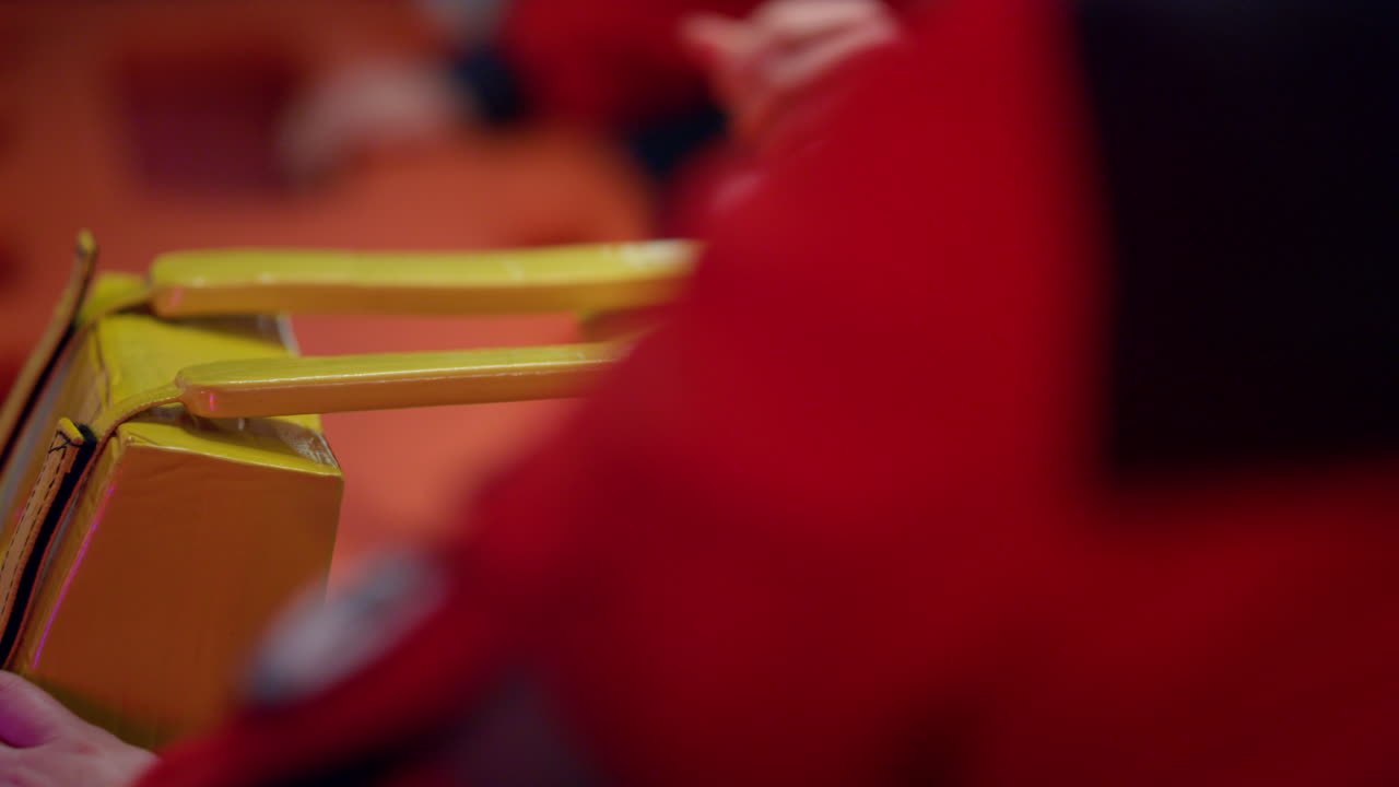 paramédicos chequeando el equipo médico en el coche de ambulancia