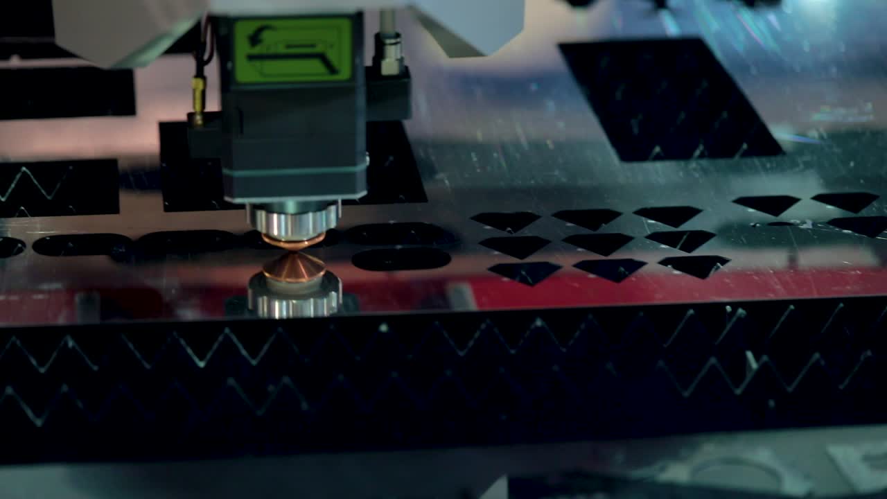 corte láser cnc de metal, tecnología industrial moderna.