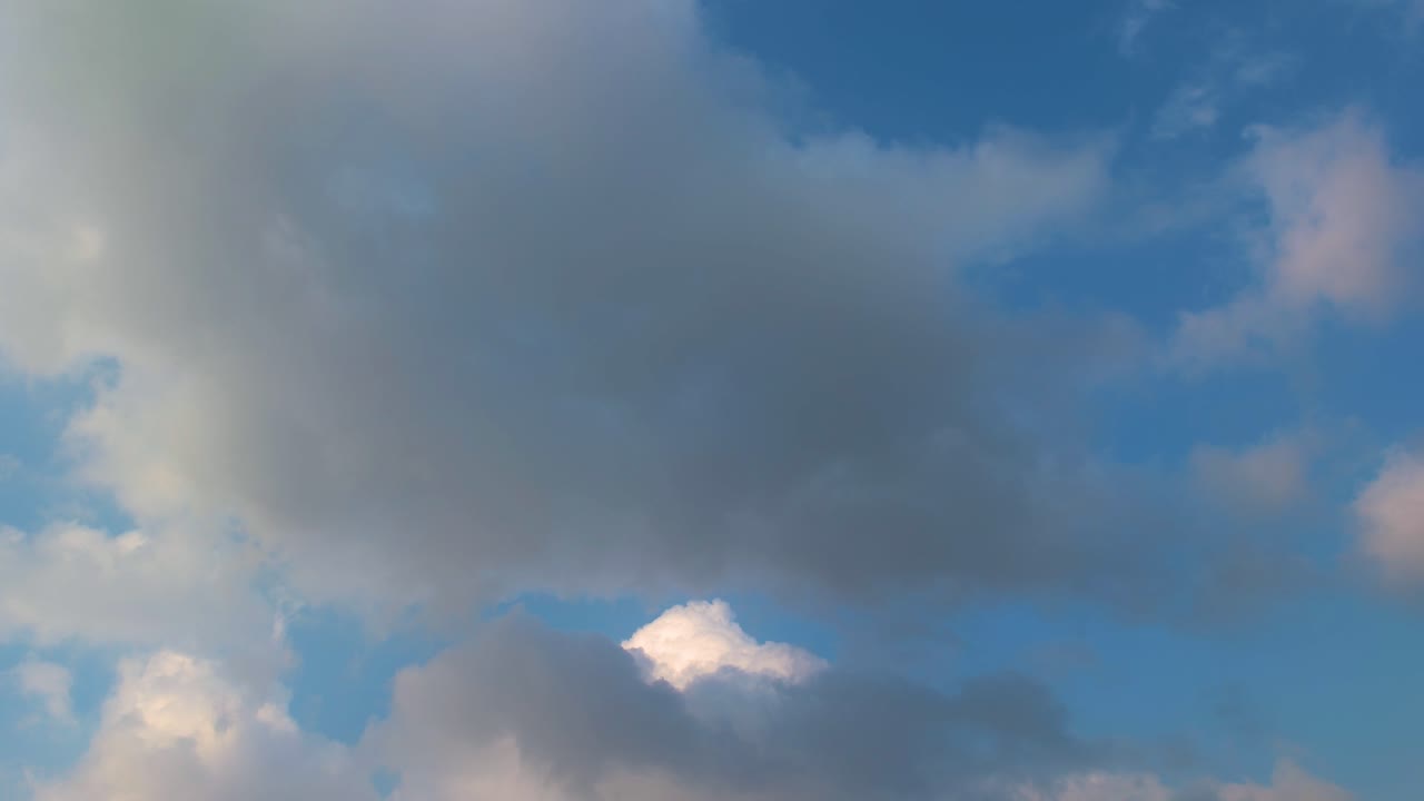푸른 하늘 배경에 흰 구름의 timelapse