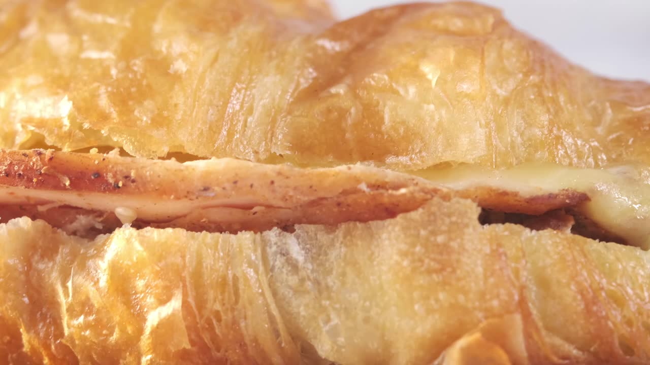 Primo piano di un sandwich al croissant