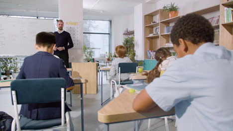 Englischer-Männlicher-Lehrer,-Der-Past-Simple-Erklärt-Und-Dann-Einen-Schüler-An-Die-Tafel-Ruft-1