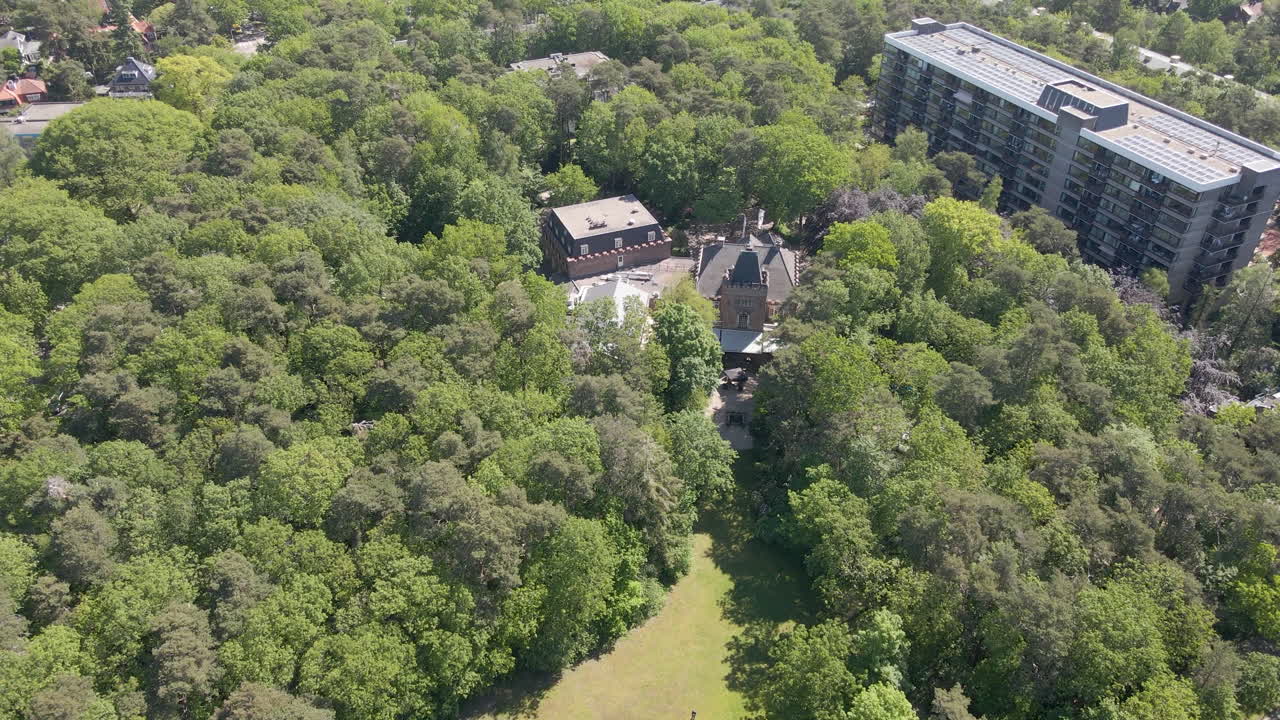 полет к классическому поместью, спрятанному в зеленом лесу