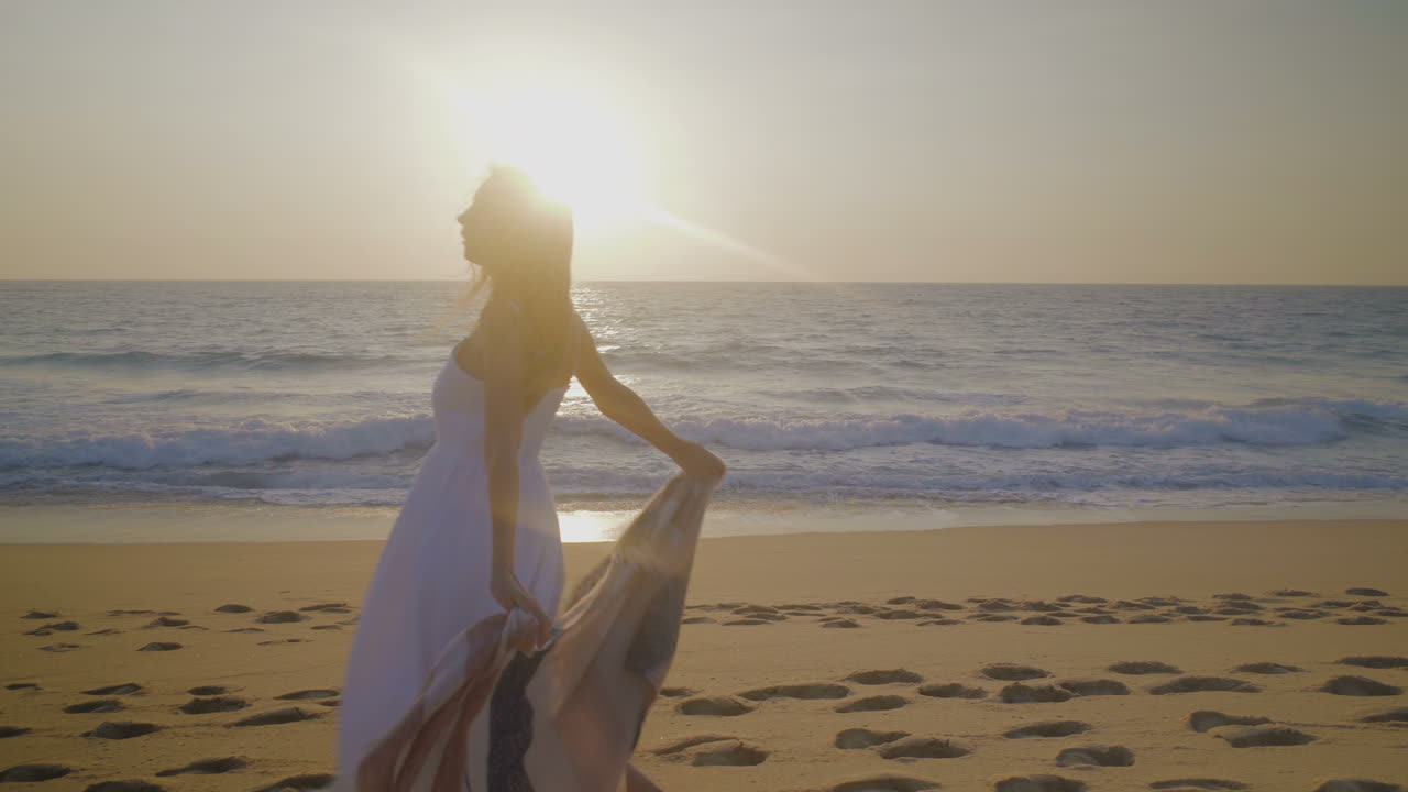 해변에서 포옹하는 행복한 젊은 커플