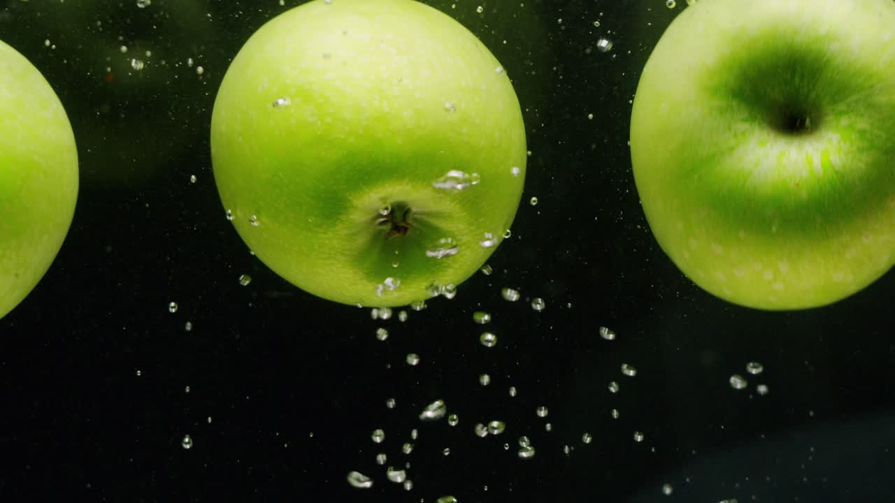 물 에 녹색 사과
