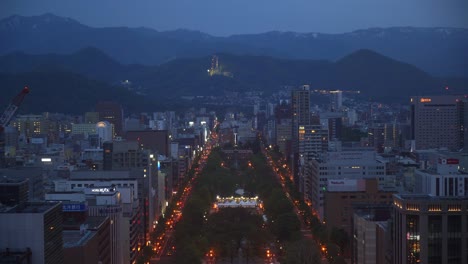 Abendansicht-Mit-Blick-Auf-Den-Odori-Park-Vom-Fernsehturm-Sapporo-Mit-Beleuchteten-Lichtern-Vom-Verkehr-Sichtbar