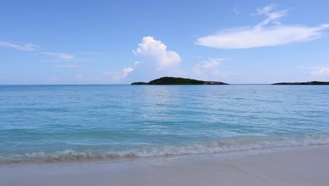Statisches-Video-Einer-Insel-Vor-Der-Küste-Des-Wendekreises-Des-Krebsstrandes-Auf-Exuma-Auf-Den-Bahamas