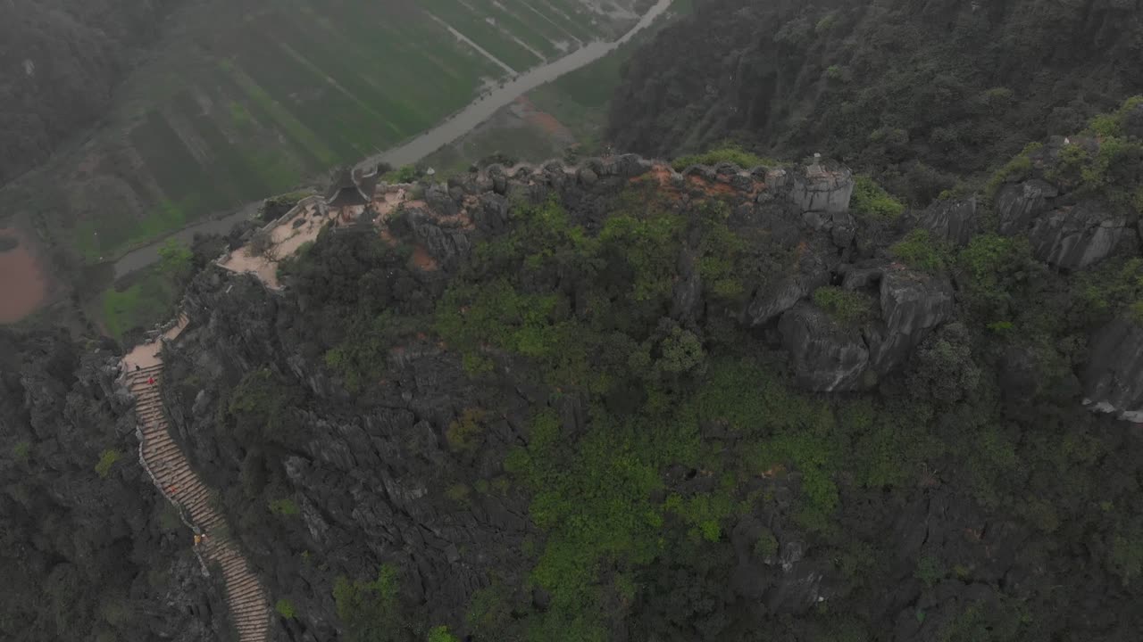 fotografía reveladora del punto de vista del ejército durante un día nebuloso de vietnam, aérea