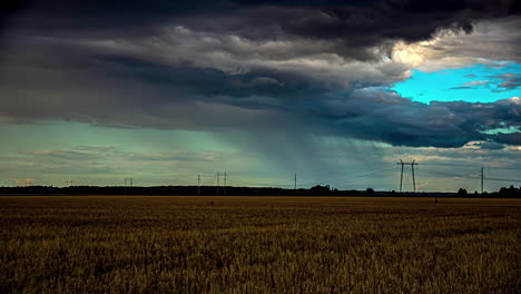 cielos dramáticos: el lapso de tiempo de ominosas nubes oscuras y lluvia sobre los campos de trigo
