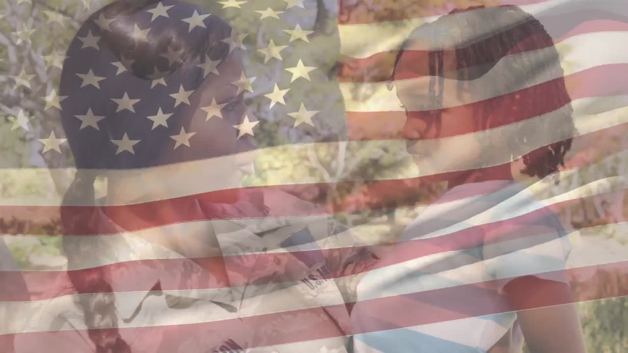 madre afroamericana y su hijo con nosotros ondeando la bandera en primer plano