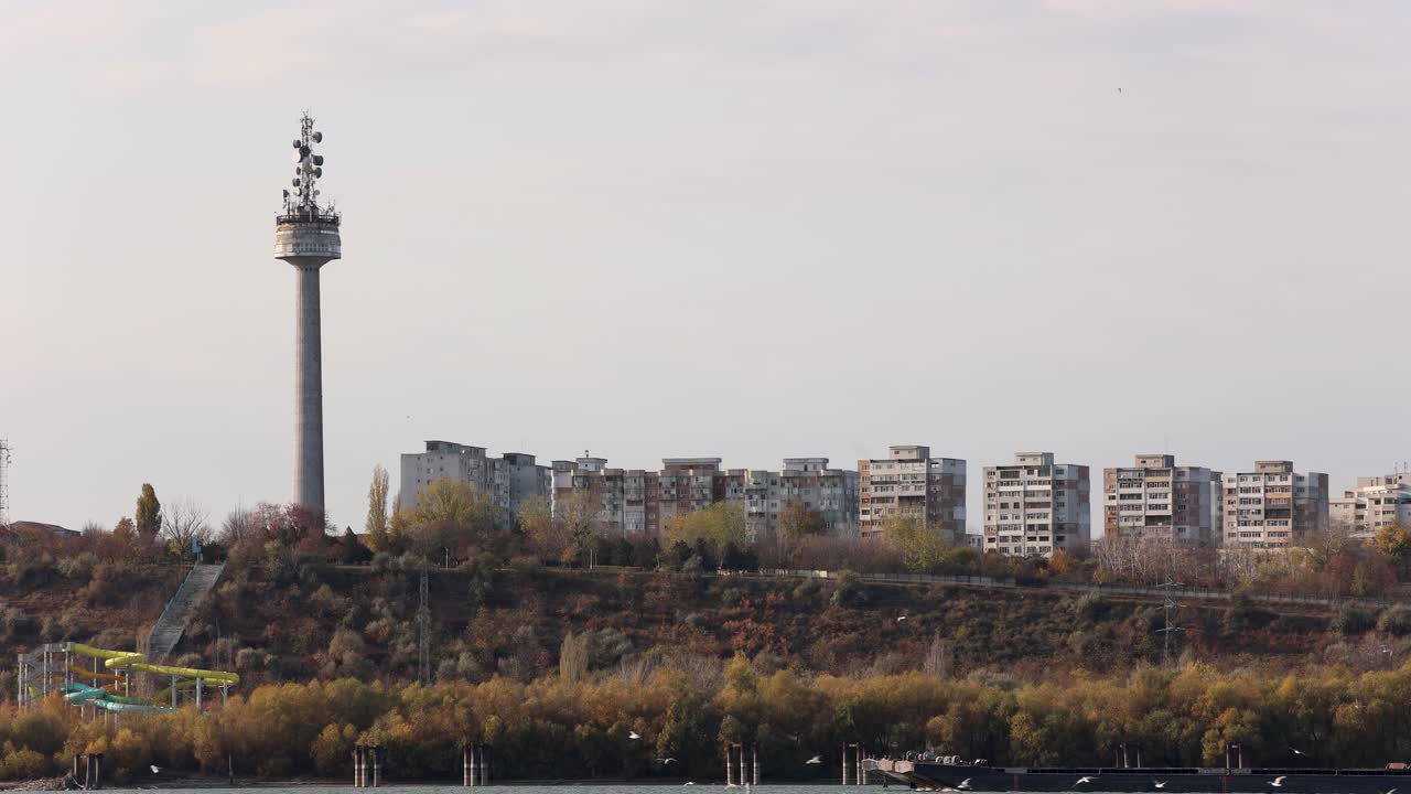 가을 한낮에 강가에 있는 갈라티 도시의 아름다운 전망