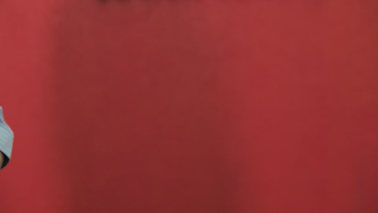 은 배경에 있는 남성 사업가의 악수, 클로즈업