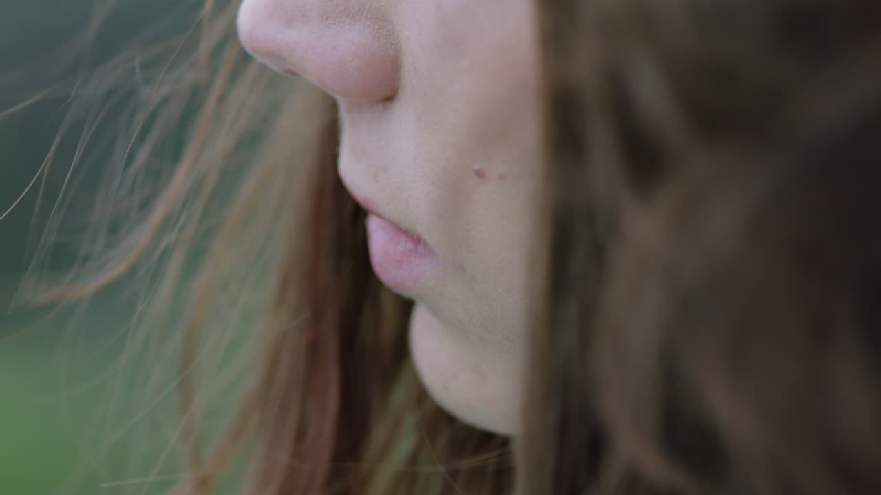 retrato en primer plano de una mujer hermosa disfrutando al aire libre explorando la espiritualidad contemplando un viaje con el viento soplando el cabello