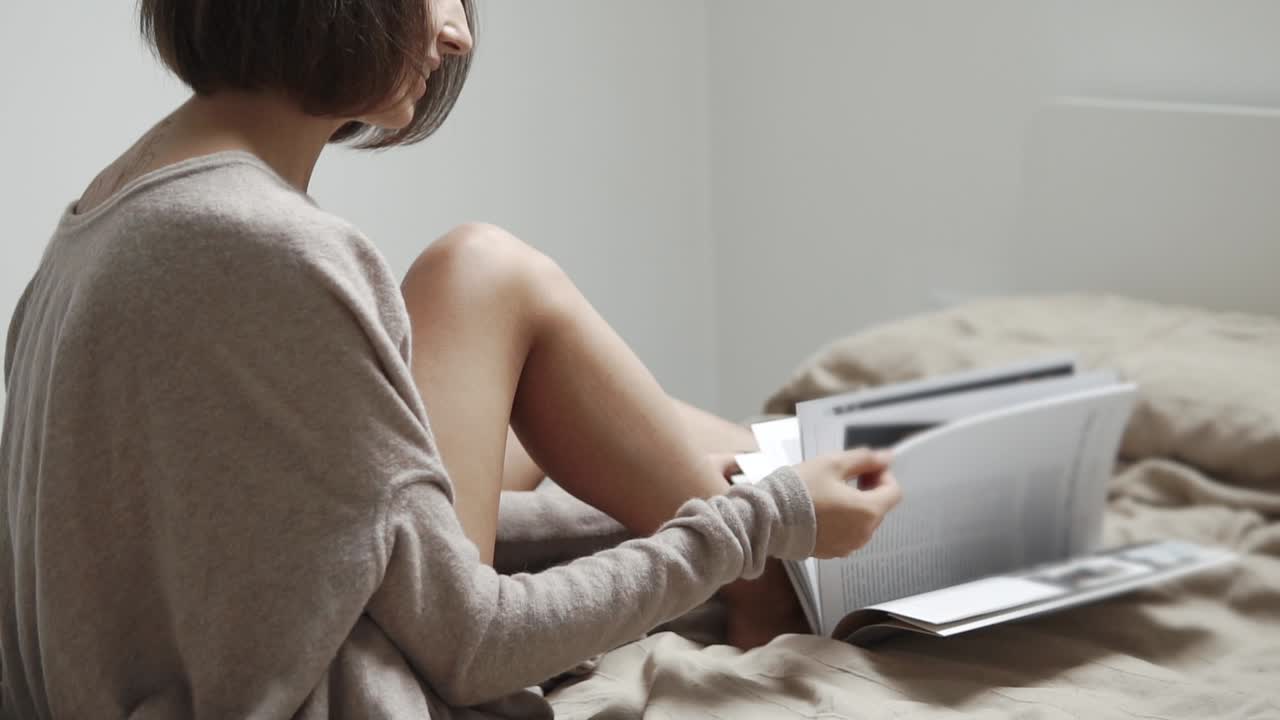 침대에서 책을 읽는 여자