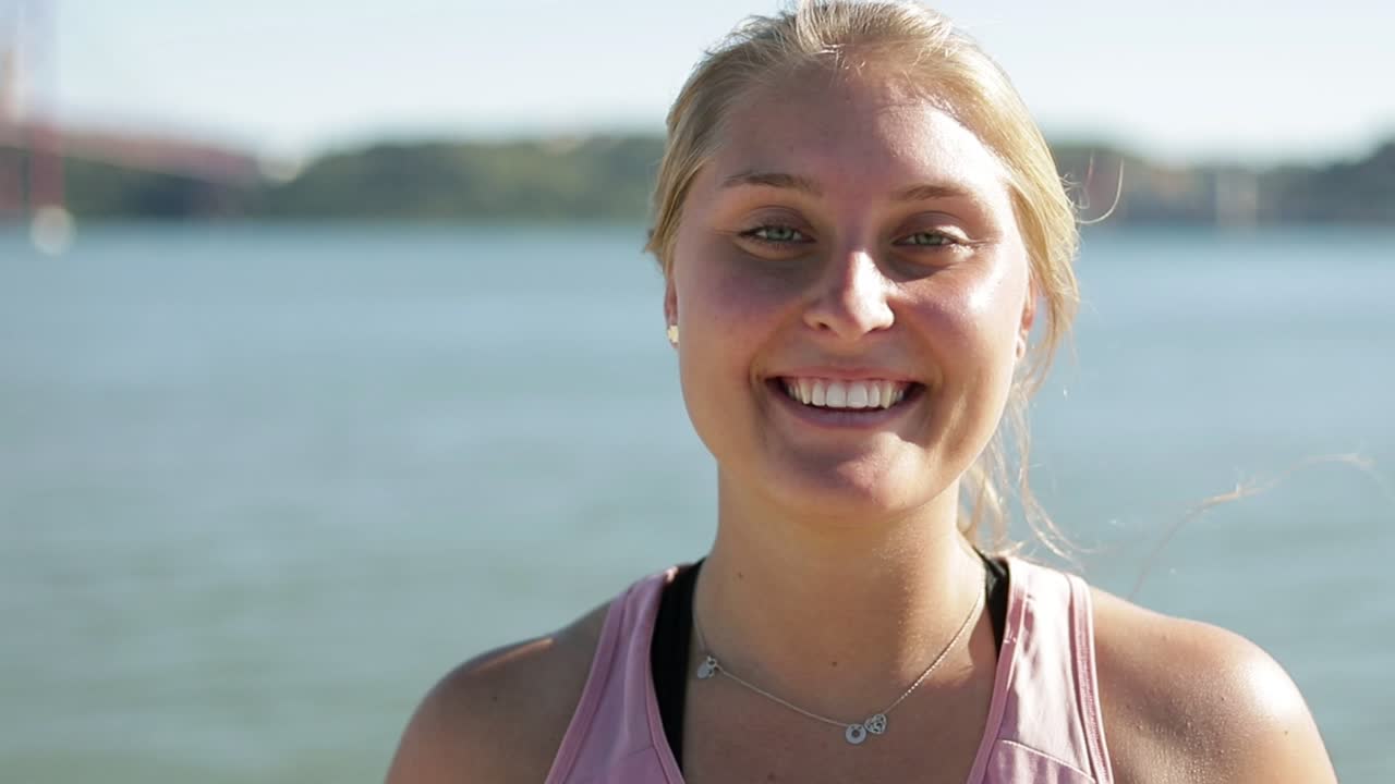 Primer plano de una joven rubia sonriente