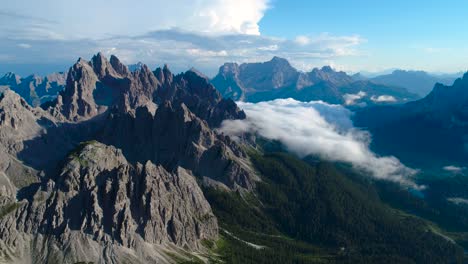 Nationalpark-Drei-Zinnen-In-Den-Dolomiten.-Wunderschöne-Natur-Italiens.