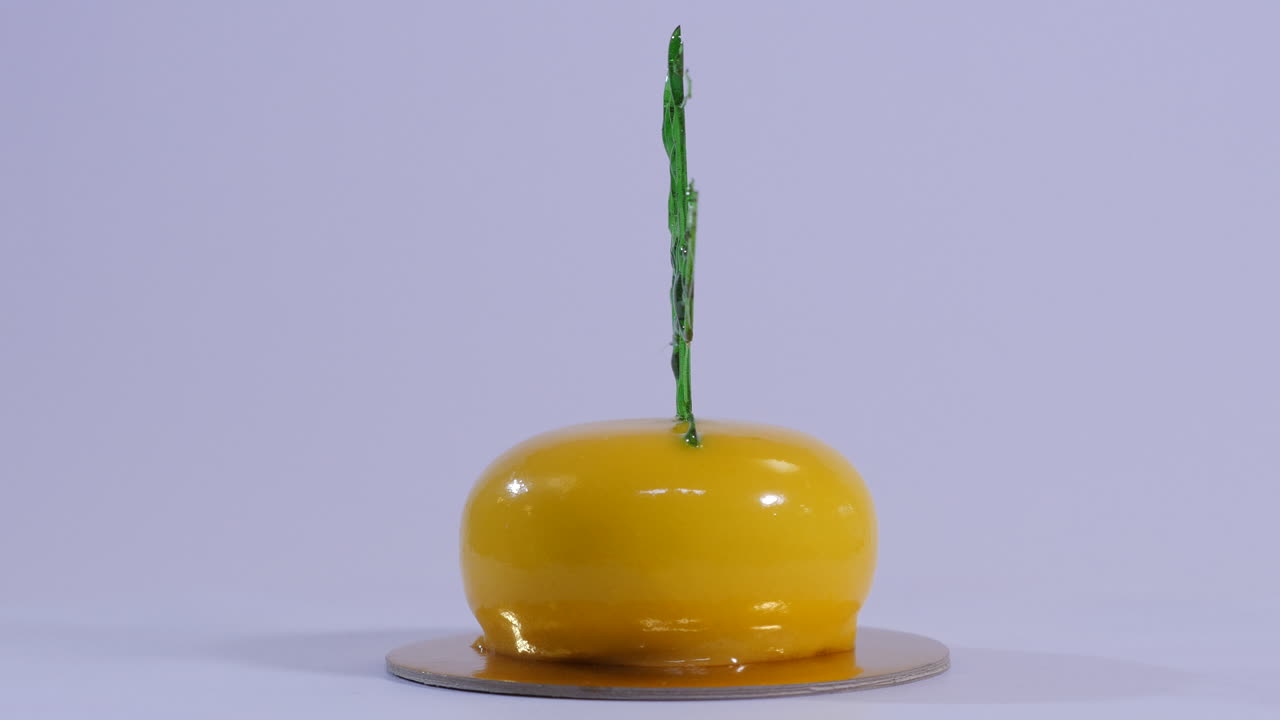 pastel de postre glazado amarillo