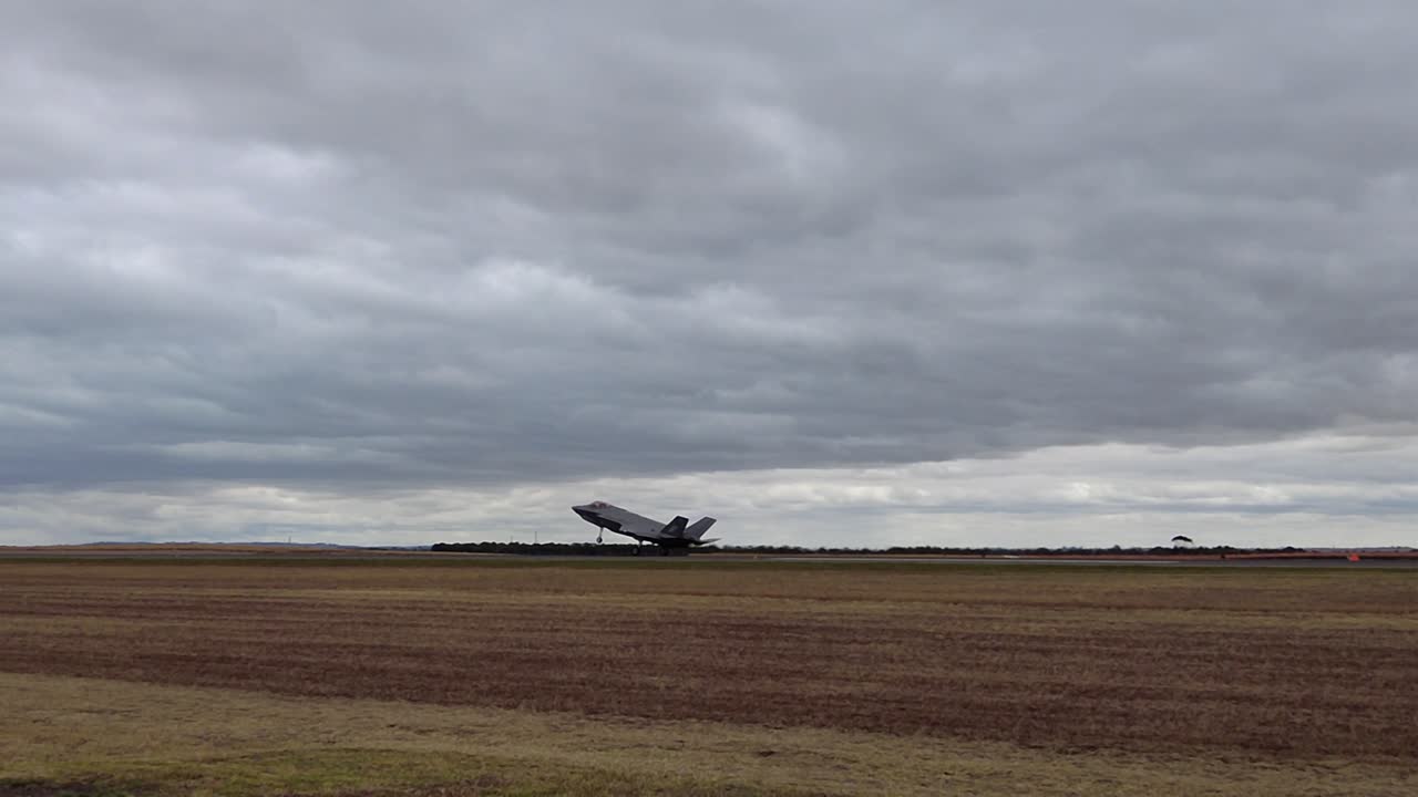 F-35A Lightning II Jet gelandet und rollt auf der Flughafenpiste mit ausgefahrenem Fahrwerk