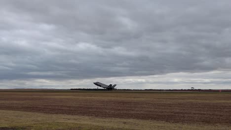 El-Jet-F-35a-Lightning-Ii-Aterrizó-Y-Rodó-En-La-Pista-Del-Aeropuerto-Con-El-Tren-De-Aterrizaje-En