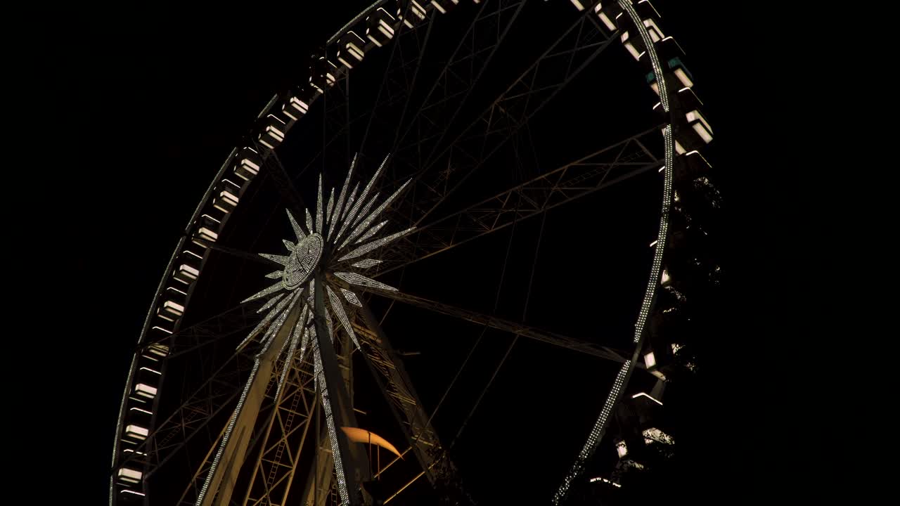 La Ruota Panoramica di Budapest - Grande Ruota Panoramica Illuminata di Notte - Ripresa con Inclinazione Verso il Basso.