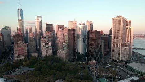 New-Yorker-Stadtbild,-Das-Von-Der-Wasserdrohne-Geschossen-Wird,-Die-In-Der-Draufsicht-Der-Sonnenuntergangshorizontpfanne-Geschmäht-Wird