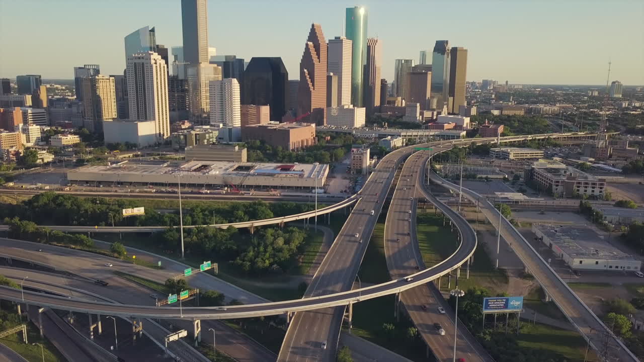 Pemandangan Udara Persimpangan Jalan Tol di Interstate I45 yang melintasi pusat kota Houston, Saat matahari terbenam