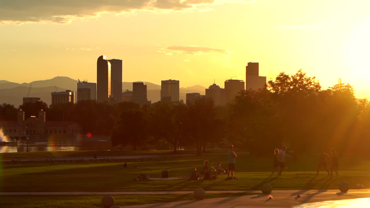 horizonte de denver contra un fondo de puesta de sol y cielo naranja
