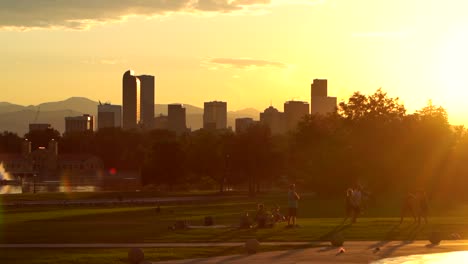 Skyline-Von-Denver-Vor-Dem-Hintergrund-Von-Sonnenuntergang-Und-Orangefarbenem-Himmel