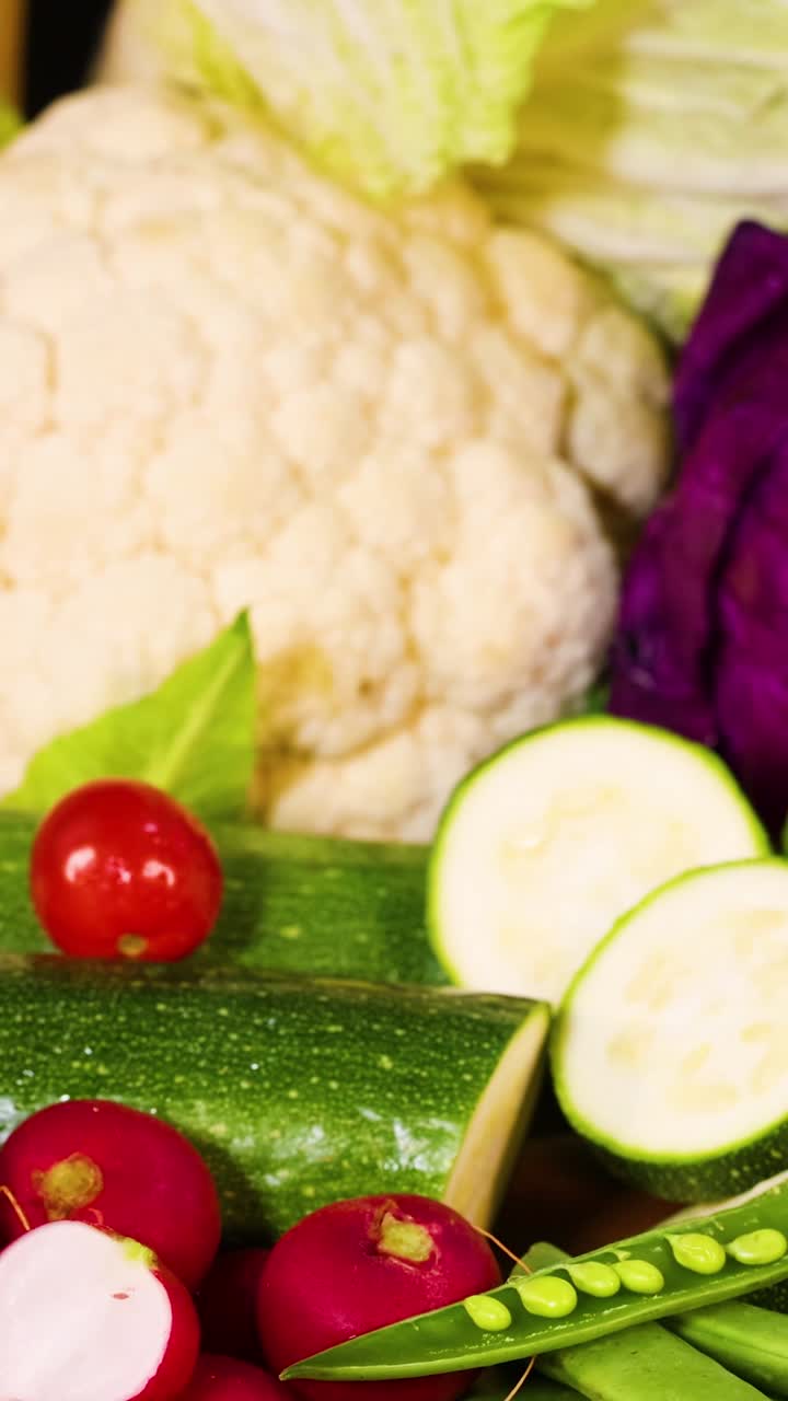 어두운 배경 에 전시 된 다양한 채소