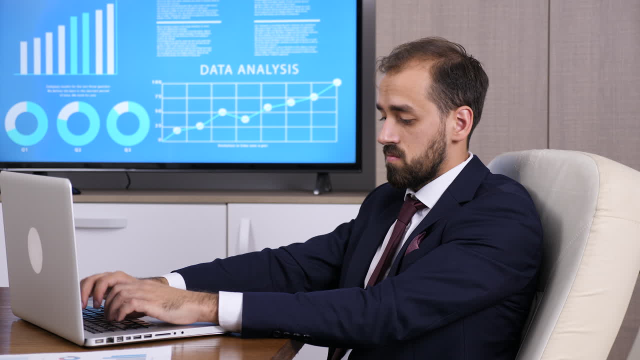 Uomo d'affari che lavora all'analisi dei dati in ufficio