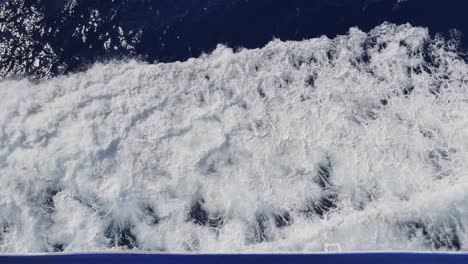 olas marinas de un buque en movimiento en cámara lenta