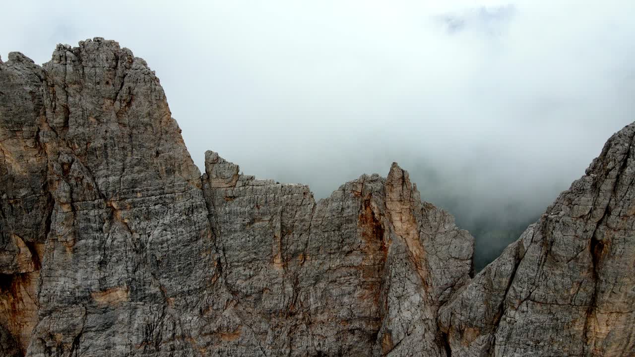 vistas aéreas de la cordillera en los dolomitas, italia, en un día de niebla