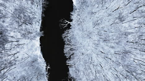 En-Esta-Vista-Invernal-Del-Medio-Oeste,-El-Dron-Captura-No-Solo-El-Espectáculo-Visual-Sino-También-La-Esencia-De-Una-Estación-Que-Trae-Tranquilidad-Y-Una-Belleza-única-Y-Cruda-Al-Corazón-Del-País.