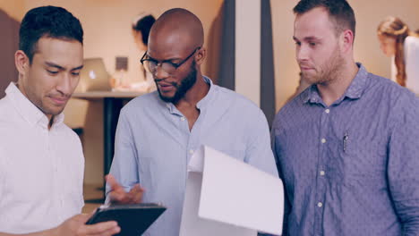 diversidad, trabajo en equipo o personas de negocios con tableta