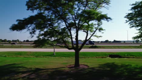 lado de alta velocidad rastreando un conductor de camión cdl en la interestatal i-90 en rockford illinois