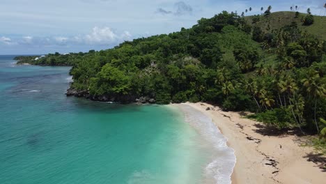 Vista-Aérea-De-La-Pintoresca-Playa-Colorada-En-Las-Galeras-En-La-Península-De-Samaná-En-La-República-Dominicana.