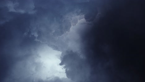tormenta, nubes cumulonimbus oscuras y en movimiento en el cielo