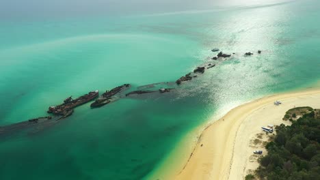 Fantastische-Luftaufnahme-Der-Schiffswracks-Der-Insel-Moreton,-Kristallklares-Wasser,-Drohnenaufnahmen,-Queensland,-Australien