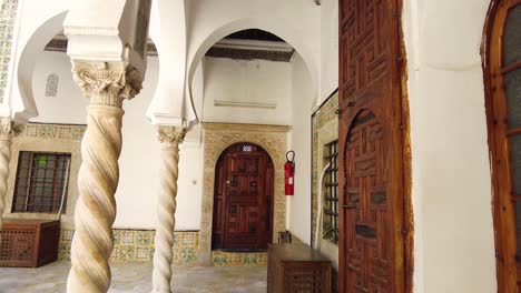 Puerta-Tallada-En-Medio-Del-Palacio-Dar-Aziza-Ala-Casbah-De-Argel