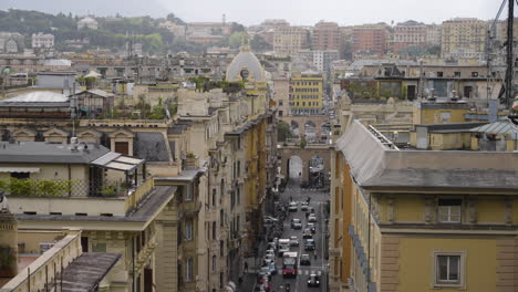 Tráfico-En-Las-Calles-De-Génova-Italia-Durante-El-Día,-Pan-Shot