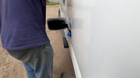agregando definición a una camioneta diesel, vista lateral