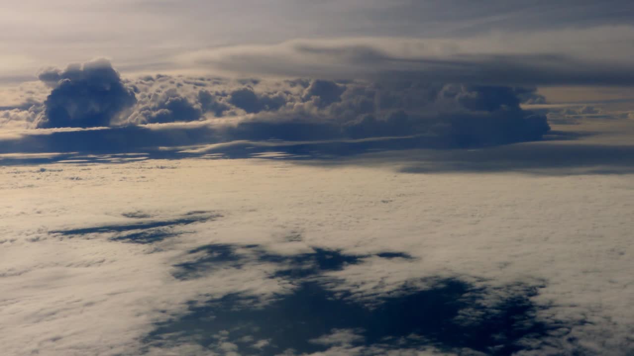 nubes cielo visto desde las ventanas de un avión. volando por encima de las nubes, volando en el aire.