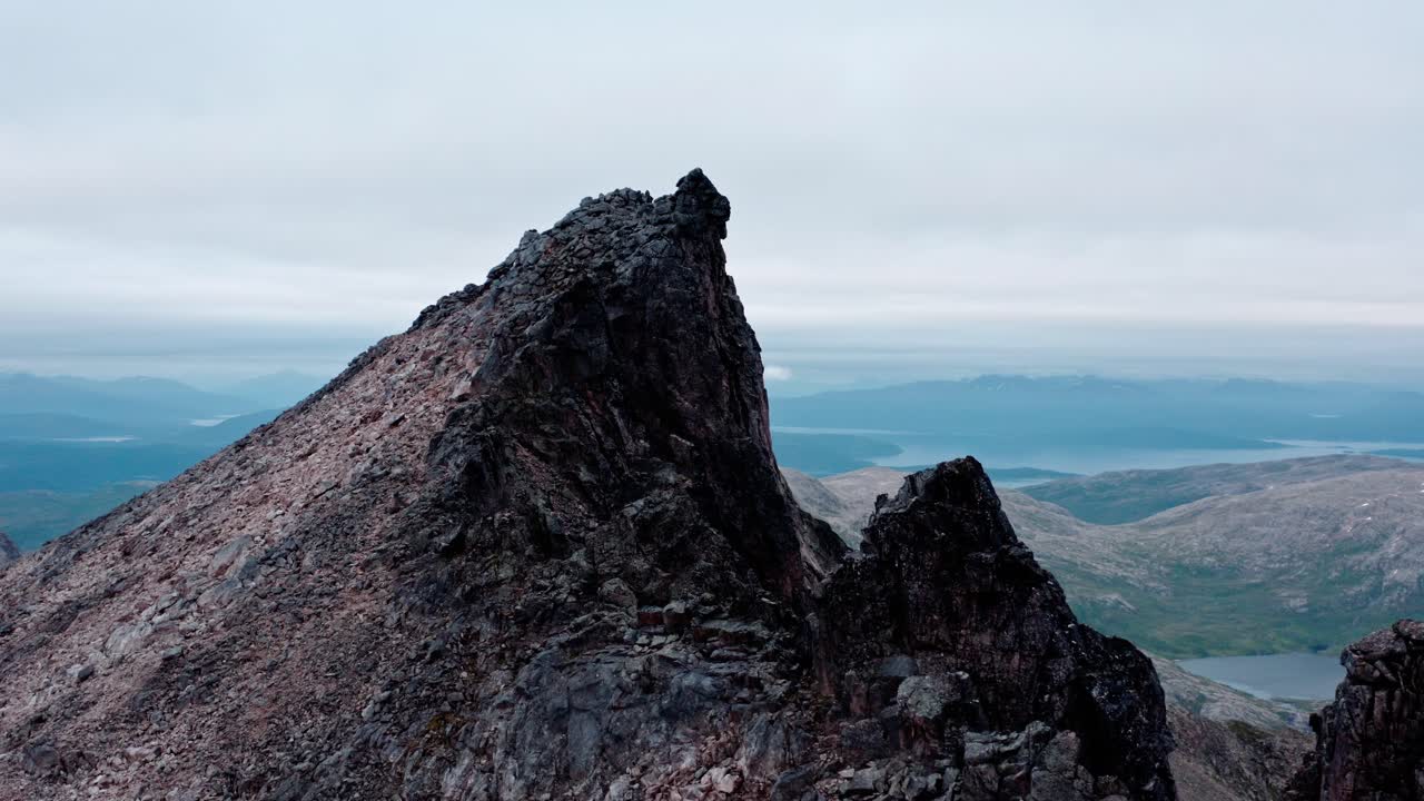 노르웨이 의 센자 섬 에 있는  ⁇ 바난 산 의 최고봉