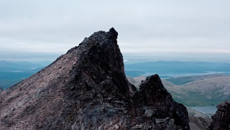 pico más alto de la montaña kvaenan en la isla de senja en noruega