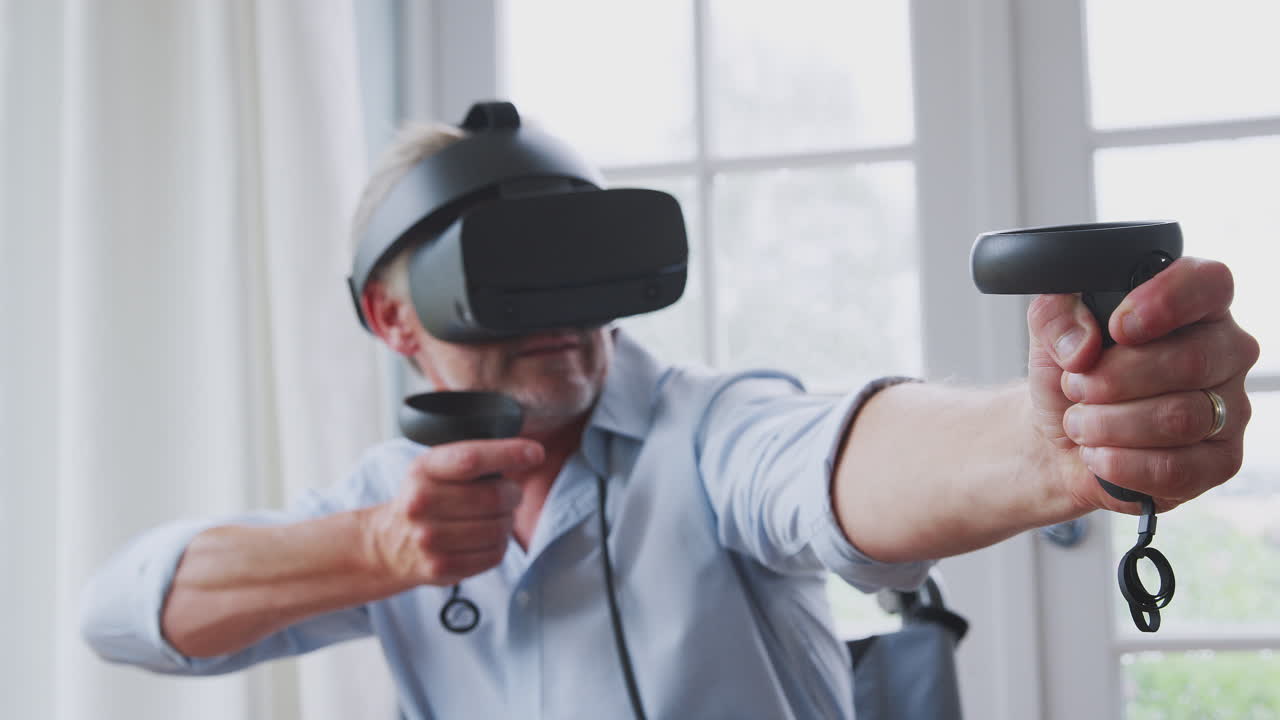hombre discapacitado en silla de ruedas en casa con auriculares de realidad virtual sosteniendo controladores de juegos