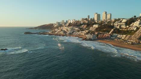 reñaca 풍요로운 도시 경관 리조트 해안가와 황금빛 해변 해안선을 가로지르는 공중 전망