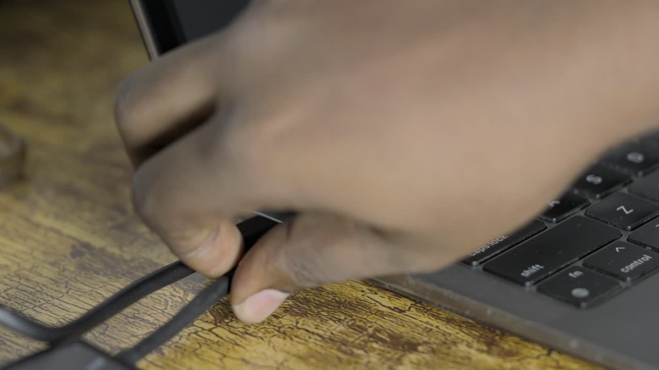 lettore di schede usb cf attaccato al portatile