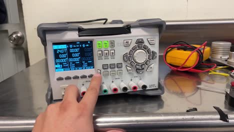 persona que manipula equipos de medición en un laboratorio de metrología