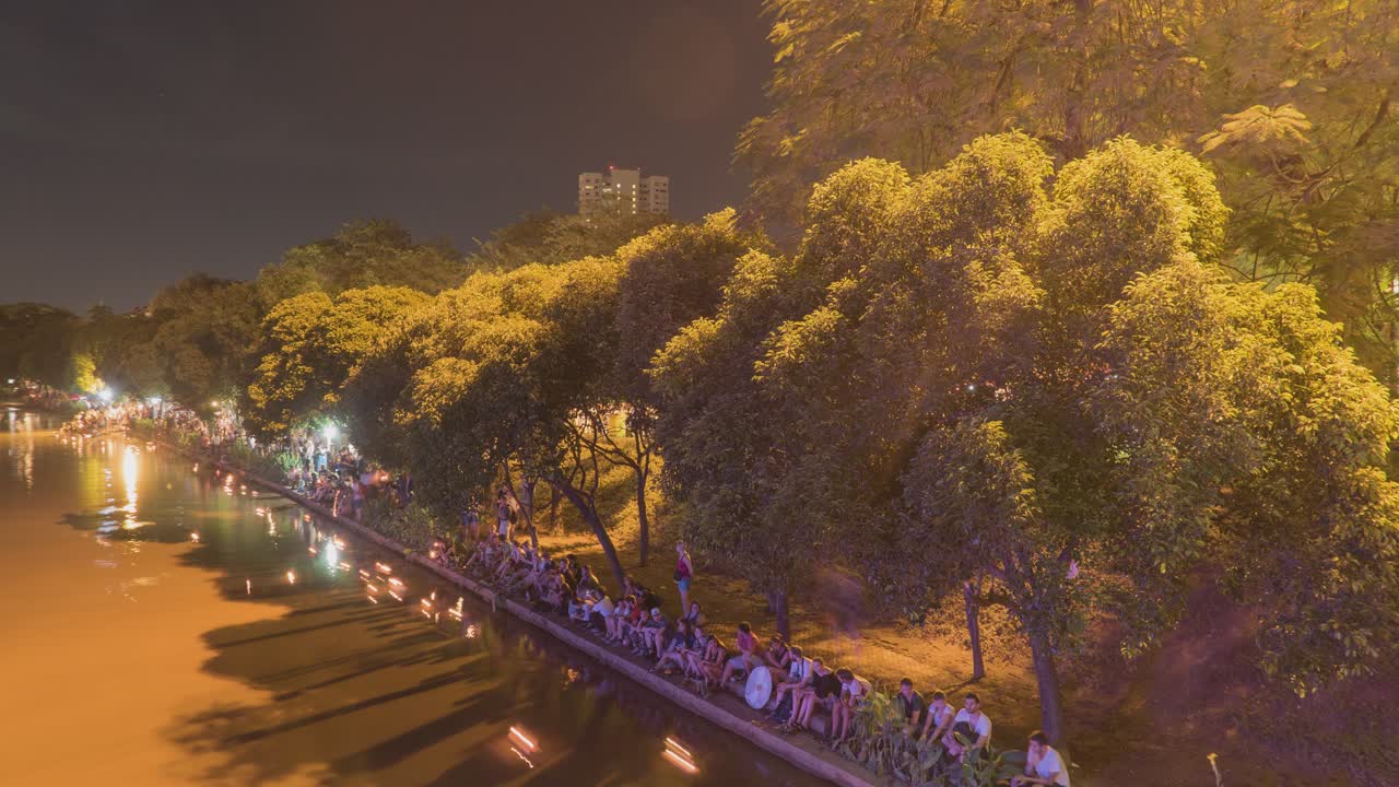 Buổi tụ tập bên bờ sông vào ban đêm
