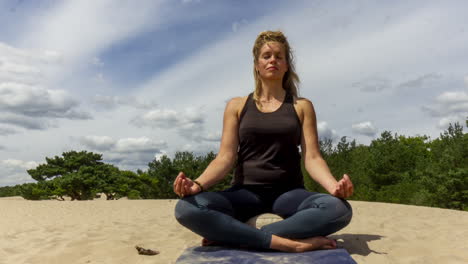 Lapso-De-Tiempo-De-Mujer-Meditando-En-Dunas-De-Arena---Pan-Izquierda-Derecha