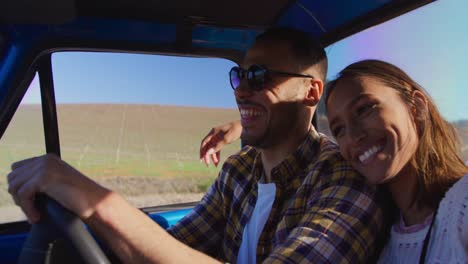 pareja joven en un viaje por carretera en su camioneta pick-up